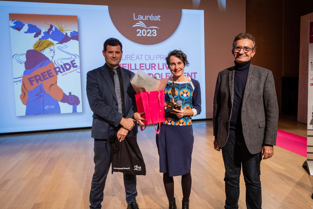 Jessie Magana reçoit le prix du meilleur Livre Jeunesse Adolescent lors de la cérémonie du Prix Handi-Livres 2023